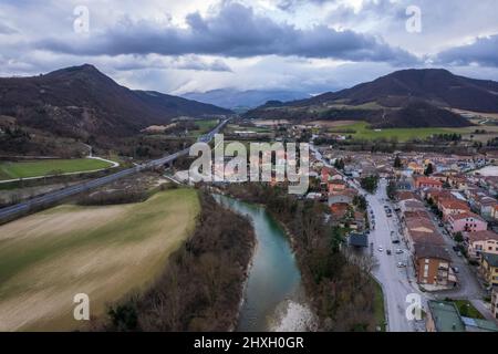 Vue aérienne de la ville d'Acqualagna dans la région des Marches en Italie Banque D'Images