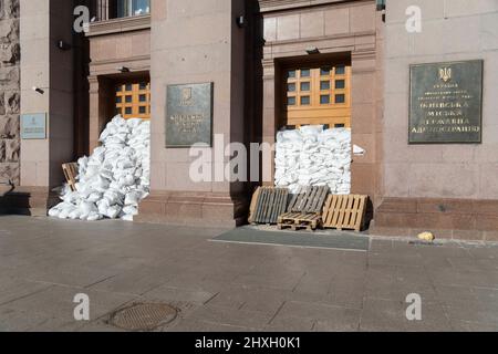 Kiev, Ukraine. 12th mars 2022. Des sacs de sable empilés dans les fenêtres et les portes du bâtiment du conseil municipal de Kiev, alors que Kiev attend l'offensive russe. (Credit image: © Andrea Filigheddu/ZUMA Press Wire Service) Credit: ZUMA Press, Inc./Alamy Live News Banque D'Images