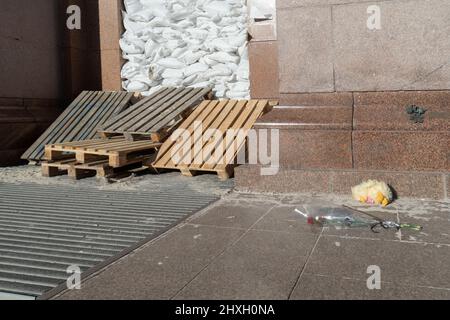 Kiev, Ukraine. 12th mars 2022. Des sacs de sable empilés dans les fenêtres et les portes du bâtiment du conseil municipal de Kiev, alors que Kiev attend l'offensive russe. (Credit image: © Andrea Filigheddu/ZUMA Press Wire Service) Credit: ZUMA Press, Inc./Alamy Live News Banque D'Images