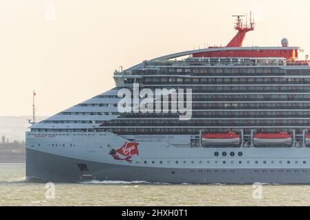 Vaillant Lady, nouveau bateau de croisière pour Virgin Voyages vu en mer sur l'estuaire de la Tamise après la fête de lancement à Tilbury. Voyage d'essai autour des ports du Royaume-Uni Banque D'Images