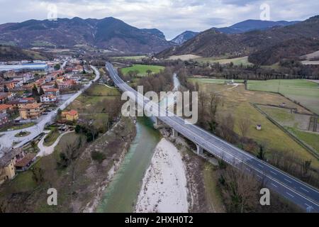 Vue aérienne de la ville d'Acqualagna dans la région des Marches en Italie Banque D'Images