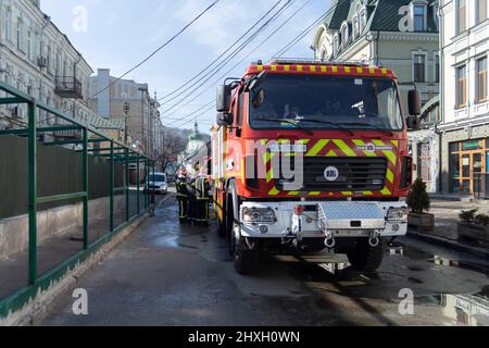 Kiev, Ukraine. 12th mars 2022. Les pompiers et les civils perçoivent les dommages causés par l'impact d'un drone explosif abattu dans le quartier de Podil. (Credit image: © Andrea Filigheddu/ZUMA Press Wire Service) Credit: ZUMA Press, Inc./Alamy Live News Banque D'Images