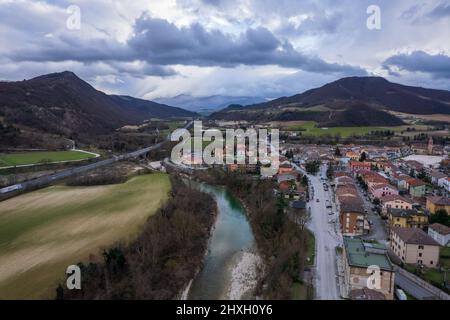 Vue aérienne de la ville d'Acqualagna dans la région des Marches en Italie Banque D'Images