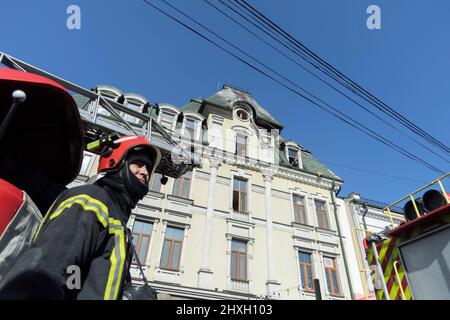 Kiev, Ukraine. 12th mars 2022. Les pompiers et les civils perçoivent les dommages causés par l'impact d'un drone explosif abattu dans le quartier de Podil. (Credit image: © Andrea Filigheddu/ZUMA Press Wire Service) Credit: ZUMA Press, Inc./Alamy Live News Banque D'Images