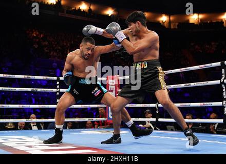 Caoimhin Agyarko (à gauche) et Juan Carlos Rubio en action dans le cadre de leur concours WBA International Middlewhuit Title au Motorpoint Arena, Nottingham. Date de la photo: Samedi 12 mars 2022. Banque D'Images