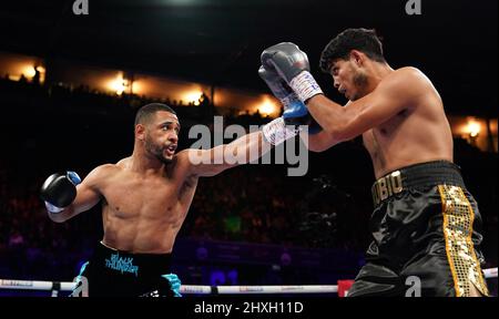 Caoimhin Agyarko (à gauche) et Juan Carlos Rubio en action dans le cadre de leur concours WBA International Middlewhuit Title au Motorpoint Arena, Nottingham. Date de la photo: Samedi 12 mars 2022. Banque D'Images