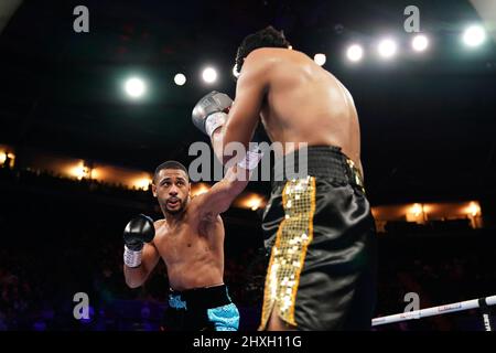 Caoimhin Agyarko (à gauche) et Juan Carlos Rubio en action dans le cadre de leur concours WBA International Middlewhuit Title au Motorpoint Arena, Nottingham. Date de la photo: Samedi 12 mars 2022. Banque D'Images