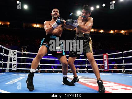 Caoimhin Agyarko (à gauche) et Juan Carlos Rubio en action dans le cadre de leur concours WBA International Middlewhuit Title au Motorpoint Arena, Nottingham. Date de la photo: Samedi 12 mars 2022. Banque D'Images