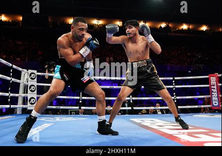 Caoimhin Agyarko (à gauche) et Juan Carlos Rubio en action dans le cadre de leur concours WBA International Middlewhuit Title au Motorpoint Arena, Nottingham. Date de la photo: Samedi 12 mars 2022. Banque D'Images