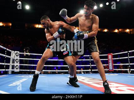 Caoimhin Agyarko (à gauche) et Juan Carlos Rubio en action dans le cadre de leur concours WBA International Middlewhuit Title au Motorpoint Arena, Nottingham. Date de la photo: Samedi 12 mars 2022. Banque D'Images