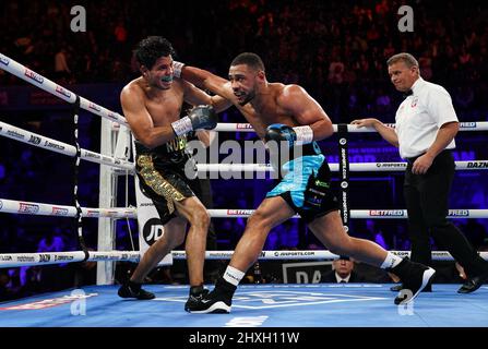 Juan Carlos Rubio (à gauche) et Caoimhin Agyarko en action dans leur concours international de titres Middlewhuit WBA à l'arène Motorpoint, Nottingham. Date de la photo: Samedi 12 mars 2022. Banque D'Images