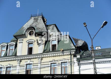 Kiev, Ukraine. 12th mars 2022. Les pompiers et les civils perçoivent les dommages causés par l'impact d'un drone explosif abattu dans le quartier de Podil. (Credit image: © Andrea Filigheddu/ZUMA Press Wire Service) Credit: ZUMA Press, Inc./Alamy Live News Banque D'Images