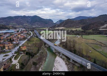 Vue aérienne de la ville d'Acqualagna dans la région des Marches en Italie Banque D'Images