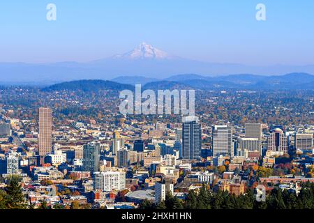 Ville de Portland et Mount Hood en automne, Oregon-États-Unis Banque D'Images