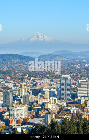 Ville de Portland et Mount Hood en automne, Oregon-États-Unis Banque D'Images