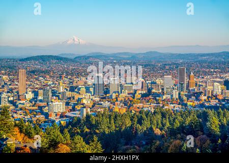 Ville de Portland et Mount Hood en automne, Oregon-États-Unis Banque D'Images