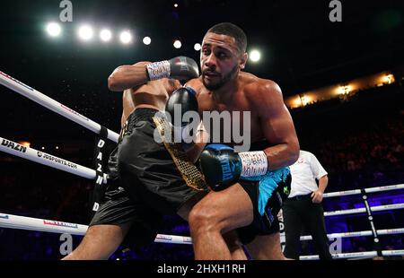 Juan Carlos Rubio (à gauche) et Caoimhin Agyarko en action dans leur concours international de titres Middlewhuit WBA à l'arène Motorpoint, Nottingham. Date de la photo: Samedi 12 mars 2022. Banque D'Images