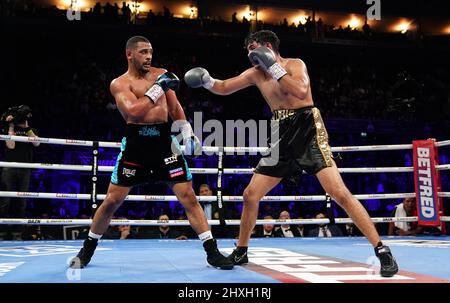 Caoimhin Agyarko (à gauche) et Juan Carlos Rubio en action dans le cadre de leur concours WBA International Middlewhuit Title au Motorpoint Arena, Nottingham. Date de la photo: Samedi 12 mars 2022. Banque D'Images