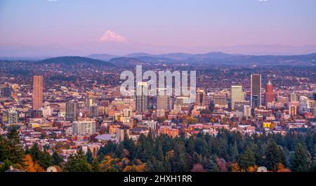 Ville de Portland et Mount Hood en automne, Oregon-États-Unis Banque D'Images