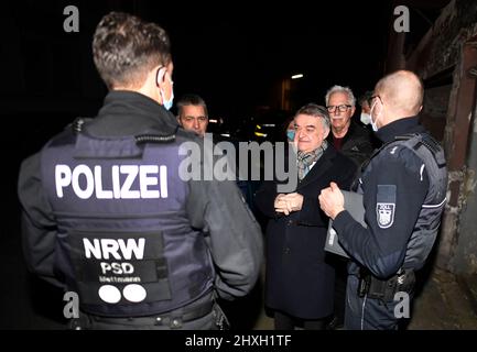 Velbert, Allemagne. 12th mars 2022. Herbert Reul (CDU, M), ministre de l'intérieur de la Rhénanie-du-Nord-Westphalie, est informé par la police de l'état d'un raid. La police a mené aujourd'hui des raids dans les machines à sous illégales de la Rhénanie-du-Nord-Westphalie et a mis du tabac en service non rémunéré. Credit: Roberto Pfeil/dpa/Alay Live News Banque D'Images