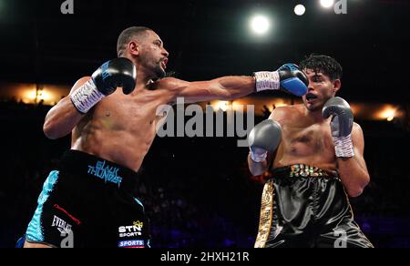 Caoimhin Agyarko (à gauche) et Juan Carlos Rubio en action dans le cadre de leur concours WBA International Middlewhuit Title au Motorpoint Arena, Nottingham. Date de la photo: Samedi 12 mars 2022. Banque D'Images