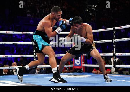 Caoimhin Agyarko (à gauche) et Juan Carlos Rubio en action dans le cadre de leur concours WBA International Middlewhuit Title au Motorpoint Arena, Nottingham. Date de la photo: Samedi 12 mars 2022. Banque D'Images