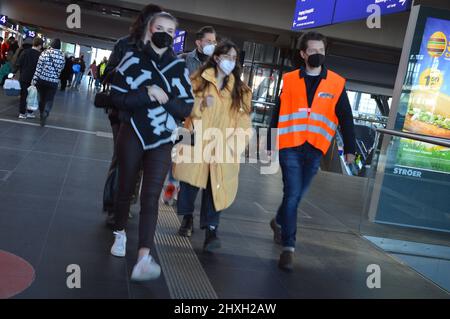 Les réfugiés d'Ukraine arrivent à la gare principale de Berlin, Allemagne - 12 mars 2022. Banque D'Images