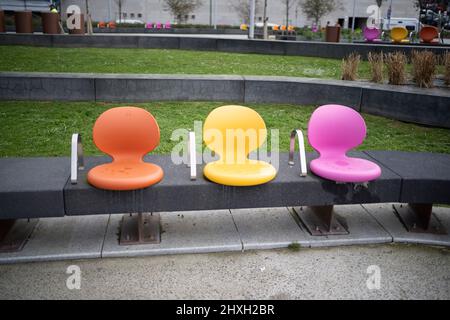 Vue rapprochée de trois chaises sur la passerelle de la rue Banque D'Images
