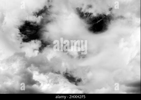 Cumulus fractus nuages avec un visage humain vous regardant, temps juste nuages Banque D'Images