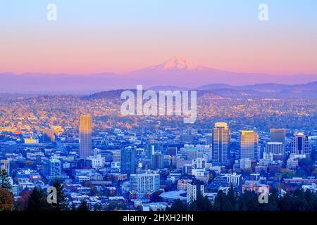 Ville de Portland et Mount Hood en automne, Oregon-États-Unis Banque D'Images