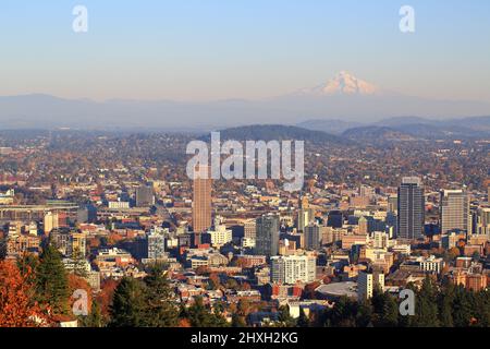 Ville de Portland et Mount Hood en automne, Oregon-États-Unis Banque D'Images