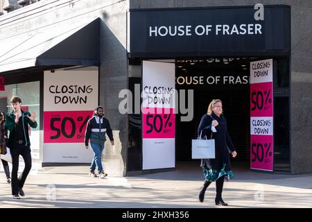 Les gens se prominent devant la Maison du Fraser, avec des panneaux indiquant « fermeture ». 50% de réduction», tourné le 10th mars 2022. © Belinda Jiao jiao.bilin@gmail.com 075989 Banque D'Images