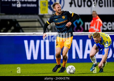 WAALWIJK, PAYS-BAS - MARS 12: Siem de Jong de SC Heerenveen est défié par Richard van der Venne de RKC Waalwijk, lors du match néerlandais Eredivisie entre RKC Waalwijk et SC Heerenveen au stade des Mandemakers, le 12 mars 2022 à Waalwijk, pays-Bas (photo de Geert van Erven/Orange Pictures) Banque D'Images