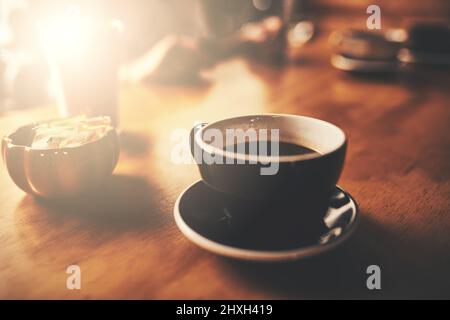 Meilleur café que vous ne trouverez pas. Photo d'une tasse de café fraîchement préparé sur une table en bois d'un restaurant. Banque D'Images