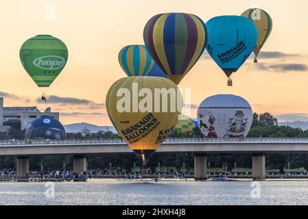 Le Canberra Balloon spectaculaire. Canberra, Australie. 13th mars 2022. Pendant plus de 9 jours, plus de 25 ballons venus d'Australie et d'outre-mer se combinent pour faire de la ville de Canberra une effervescence de couleurs, de sons et de mouvements et un spectacle inoubliable. Credit: FoxTree gfx/Alamy Live News Banque D'Images