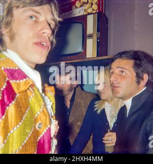 Mick Jagger et les vedettes pop françaises Johnny Halliday, Sylvie Vartan et Richard Anthony au bar des artistes, Olympia, Paris, France après un concert Rolling Stones en 1967. Banque D'Images