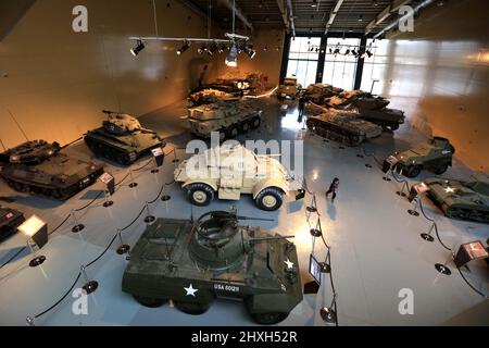 Amman, Jordanie. 12th mars 2022. Les gens visitent le Royal Tank Museum à Amman, en Jordanie, le 12 mars 2022. Credit: Mohammad Abu Ghosh/Xinhua/Alamy Live News Banque D'Images