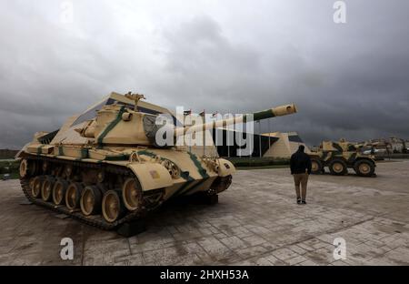 Amman, Jordanie. 12th mars 2022. Un homme visite le Royal Tank Museum à Amman, en Jordanie, le 12 mars 2022. Credit: Mohammad Abu Ghosh/Xinhua/Alamy Live News Banque D'Images