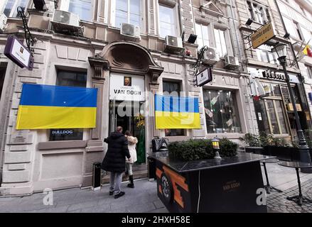 Bucarest, Roumanie - 09 mars 2022 : drapeaux ukrainiens accrochés sur les murs du Grand café Van Gogh dans la vieille ville en solidarité avec le peuple ukrainien Banque D'Images