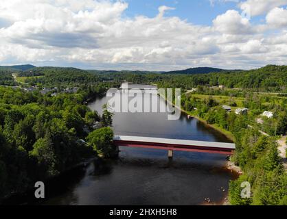 Vue aérienne d'un pont couvert à Wakefield (Québec), construit à l'origine en 1915 et reconstruit après un incendie en 1998 Banque D'Images