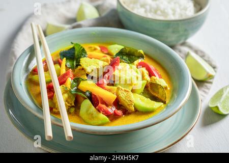 Délicieux curry jaune frais avec poulet, légumes et riz curry jaune avec poulet et riz. Banque D'Images