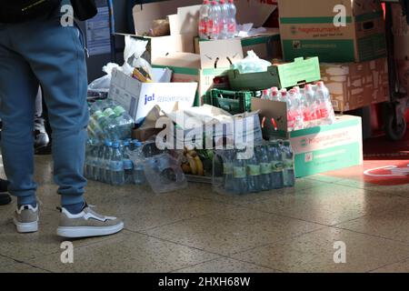 Hanovre, Basse-Saxe, Allemagne. 12th mars 2022. Nourriture et eau pour les réfugiés ukrainiens arrivant à la gare centrale de Hanovre en Allemagne. (Credit image: © Tubal Sapkota/Pacific Press via ZUMA Press Wire) Banque D'Images