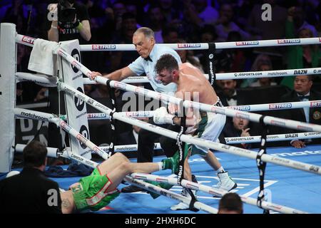 Nottingham, Royaume-Uni. 12th mars 2022. Leigh Wood secoue toute la foule en frappant Michael Conlan au dernier tour. À Nottingham, Royaume-Uni, le 3/12/2022. (Photo de Ritchie Sumpter/News Images/Sipa USA) crédit: SIPA USA/Alay Live News Banque D'Images