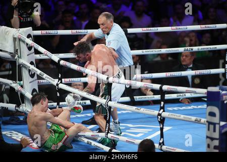 Nottingham, Royaume-Uni. 12th mars 2022. Leigh Wood secoue toute la foule en frappant Michael Conlan au dernier tour. À Nottingham, Royaume-Uni, le 3/12/2022. (Photo de Ritchie Sumpter/News Images/Sipa USA) crédit: SIPA USA/Alay Live News Banque D'Images