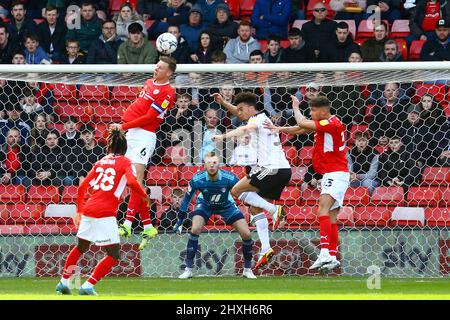 Oakwell, Barnsley, Angleterre - 12th mars 2022 Marek Rodák Goalkeeper de Fulham observe l'action devant lui - pendant le jeu Barnsley v Fulham, Sky Bet EFL Championship 2021/22, à Oakwell, Barnsley, Angleterre - 12th mars 2022 crédit: Arthur Haigh/WhiteRosePhotos/Alay Live News Banque D'Images