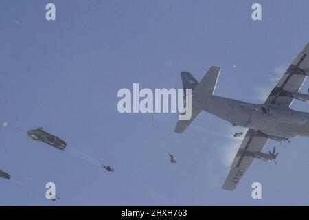 Les parachutistes du 1st Bataillon, 501st Parachute Infantry Regiment, qui fait partie de la 4th Brigade, 25th Infantry Division affectée à l'Armée de l'Alaska des États-Unis, effectuent une opération d'entrée forcée conjointe dans la zone de Donnelly Drop près de fort Greely, AK le 11 mars 2022 dans le cadre du joint Pacific multinational Readiness Center 22-02. Le JPMRC 22-02, exécuté en Alaska avec ses installations d'entraînement de classe mondiale et son environnement arctique rigoureux, fait des soldats et des leaders une équipe de guerriers qualifiés, durs, alertes et adaptatifs capables de combattre et de gagner n'importe où. (Sergent d'état-major Christopher B. Dennis/USARAK Pub Banque D'Images