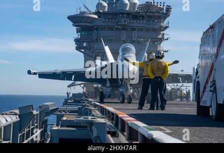 220311-N-EB640-2059 OCÉAN PACIFIQUE (MARS 11, 2022) un E/A-18G Growler, des « Vikings » de l'escadron d'attaque électronique (VAQ) 129, taxis traversant le pont de vol du porte-avions USS Nimitz (CVN 68). Nimitz est en cours de préparation pour les opérations futures. (É.-U. Photo de la marine par le spécialiste des communications de masse 2nd classe Bryant Lang) Banque D'Images