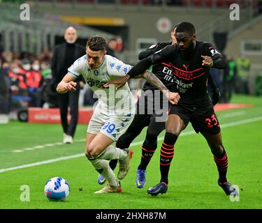 Milan, Italie. 12th mars 2022. Le Fikayo Tomori (R) d'AC Milan vie avec Andrea Pinamonti d'Empoli lors d'un match de football entre AC Milan et Empoli à Milan, Italie, le 12 mars 2022. Crédit: Alberto Lingria/Xinhua/Alay Live News Banque D'Images