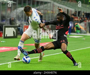 Milan, Italie. 12th mars 2022. Le Fikayo Tomori (R) d'AC Milan vie avec Andrea Pinamonti d'Empoli lors d'un match de football entre AC Milan et Empoli à Milan, Italie, le 12 mars 2022. Crédit: Alberto Lingria/Xinhua/Alay Live News Banque D'Images