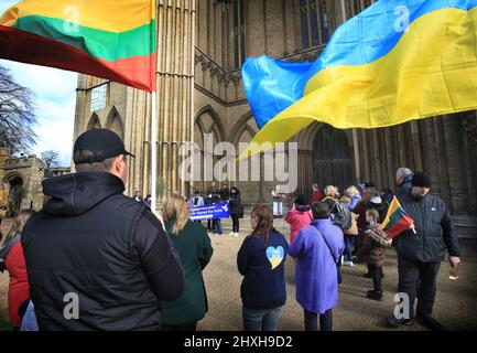 Un musicien au violon, habillé en robe nationale lituanienne, joue des chansons lituaniennes et ukrainiennes tandis que ceux qui écoutent branle les drapeaux du pays. À une époque où l'Ukraine est attaquée par la Russie de Vladimir Poutine, les Lituaniens célèbrent leur restauration le jour de l'indépendance à la cathédrale de Peterborough. Ils soutiennent l'Ukraine et tiennent les drapeaux et rubans ukrainiens. La Lituanie a retrouvé sa liberté de l'Union soviétique le 11th 1990 mars. Une courte prière et un silence d'une minute ont été organisés pour les défenseurs de la liberté déchus. (Photo de Martin Pope/SOPA Images/Sipa USA) Banque D'Images